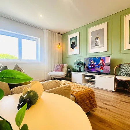 Spacious Modern & Stylish Flat By Hostwise *